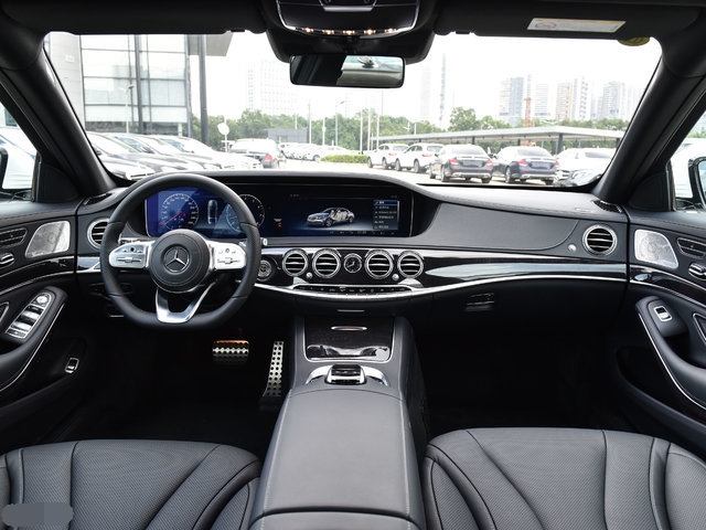 豪华车领域中口碑比较热门的车型，2018款奔驰S级你觉得怎么