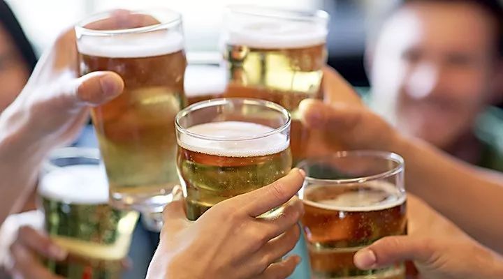 奥地利高温天气危害健康,专家提醒少喝酒防止猝死