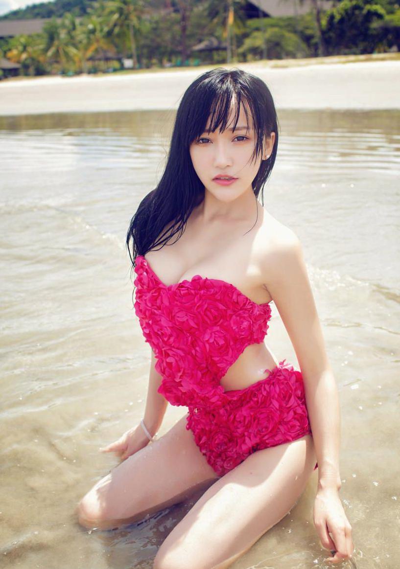 浪花一朵朵 美女海里穿简单泳衣是那么漂亮