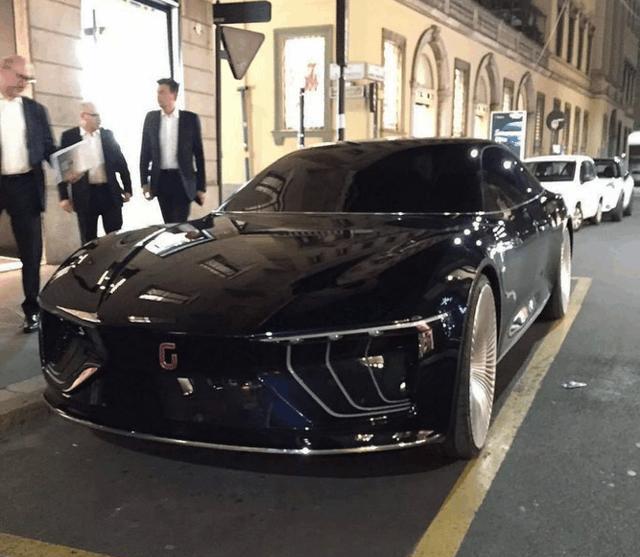 全黑车身神秘感十足, 内陷式的处理颇像跑车, 锋芒无比!