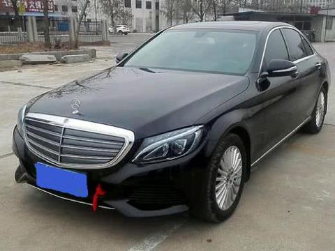 小伙花34万买辆奔驰C180L，停车后的举动让女友看的很不明白