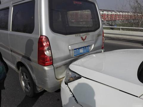 长安逸动马路追尾五菱荣光，车主：要是日系车早就报废了