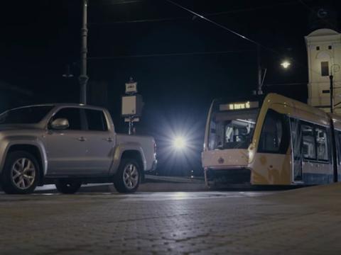 这几款SUV竟然这么强？上百吨大飞机竟能轻松拖着走