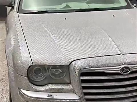 街头偶的遇一辆40万克莱斯勒