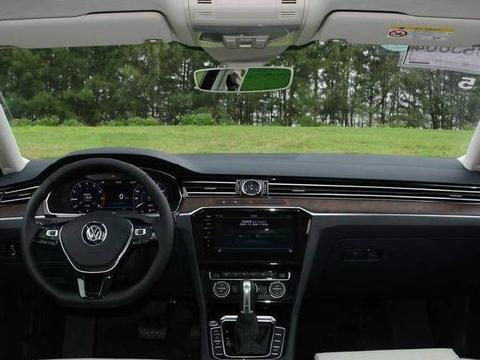 新款迈腾正式上市，为夺市场再降7万，油耗5，5，仅售12起