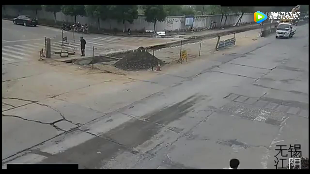 电动车男子为活命，做出了让司机都笑出声的举动