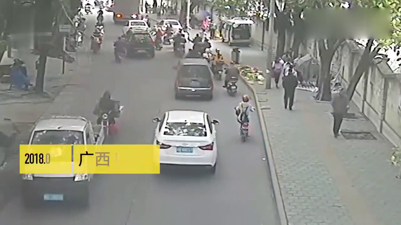 4辆电动车很无辜，被酒驾小车直接撞翻