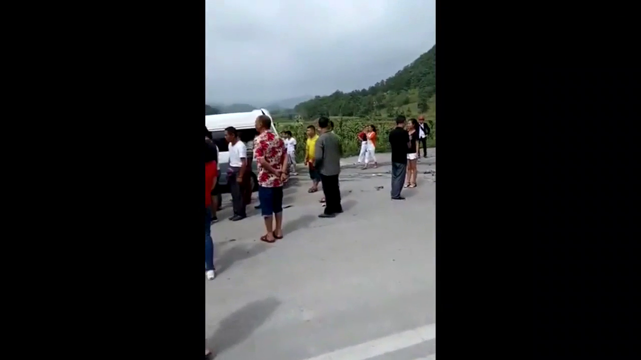 实拍客车出现事故，差一点就掉到桥下了啊