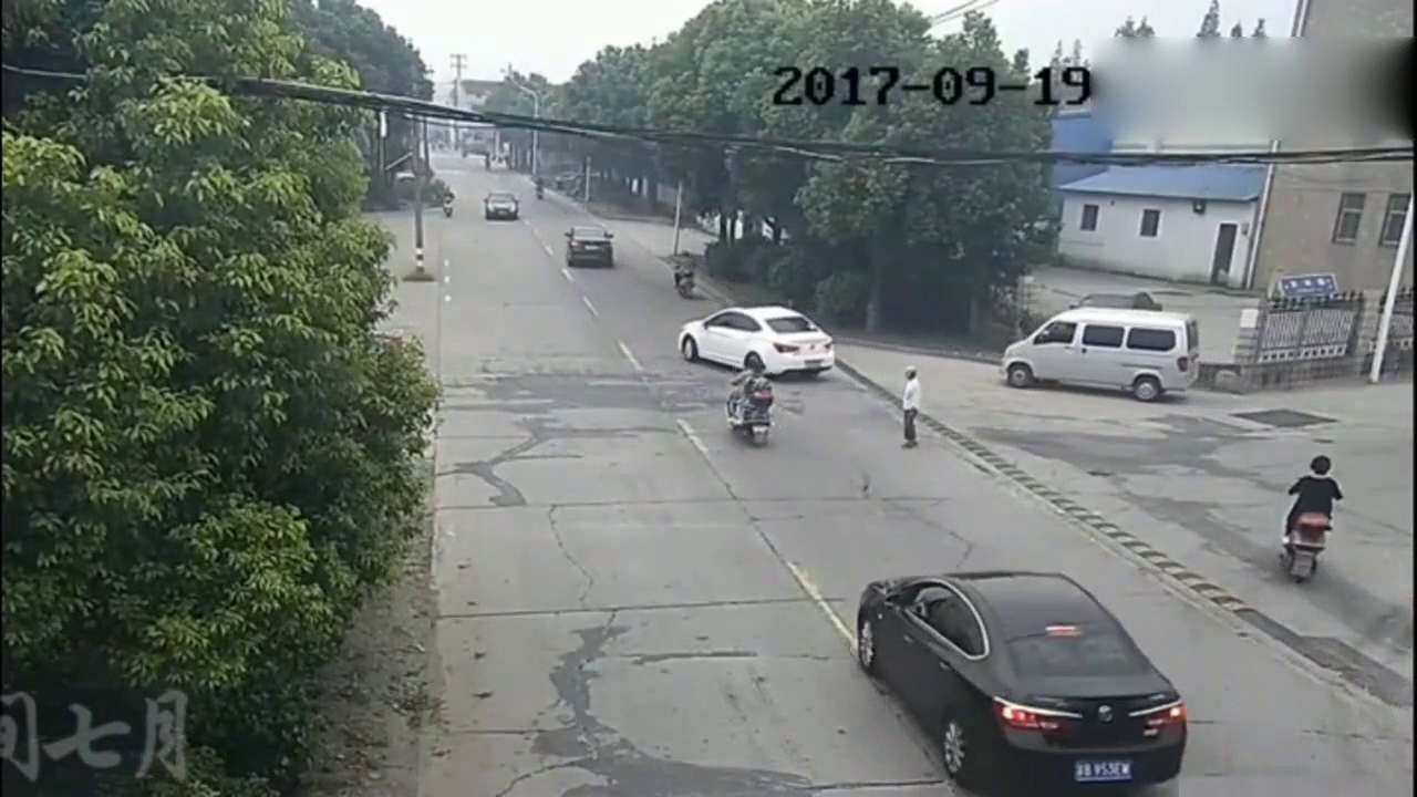 年轻女子骑电动车闯红灯，摔倒后姿势尴尬，司机下车连连道歉！