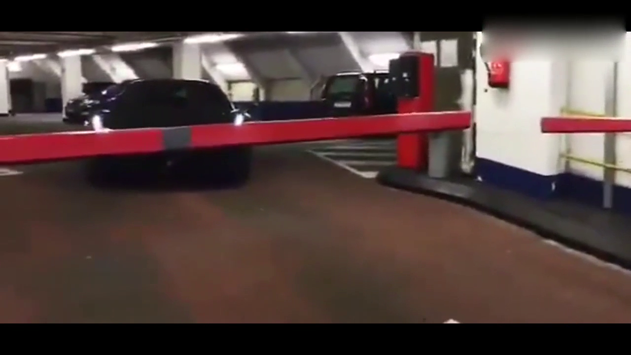 开这么好的车逃避停车费，太丢人