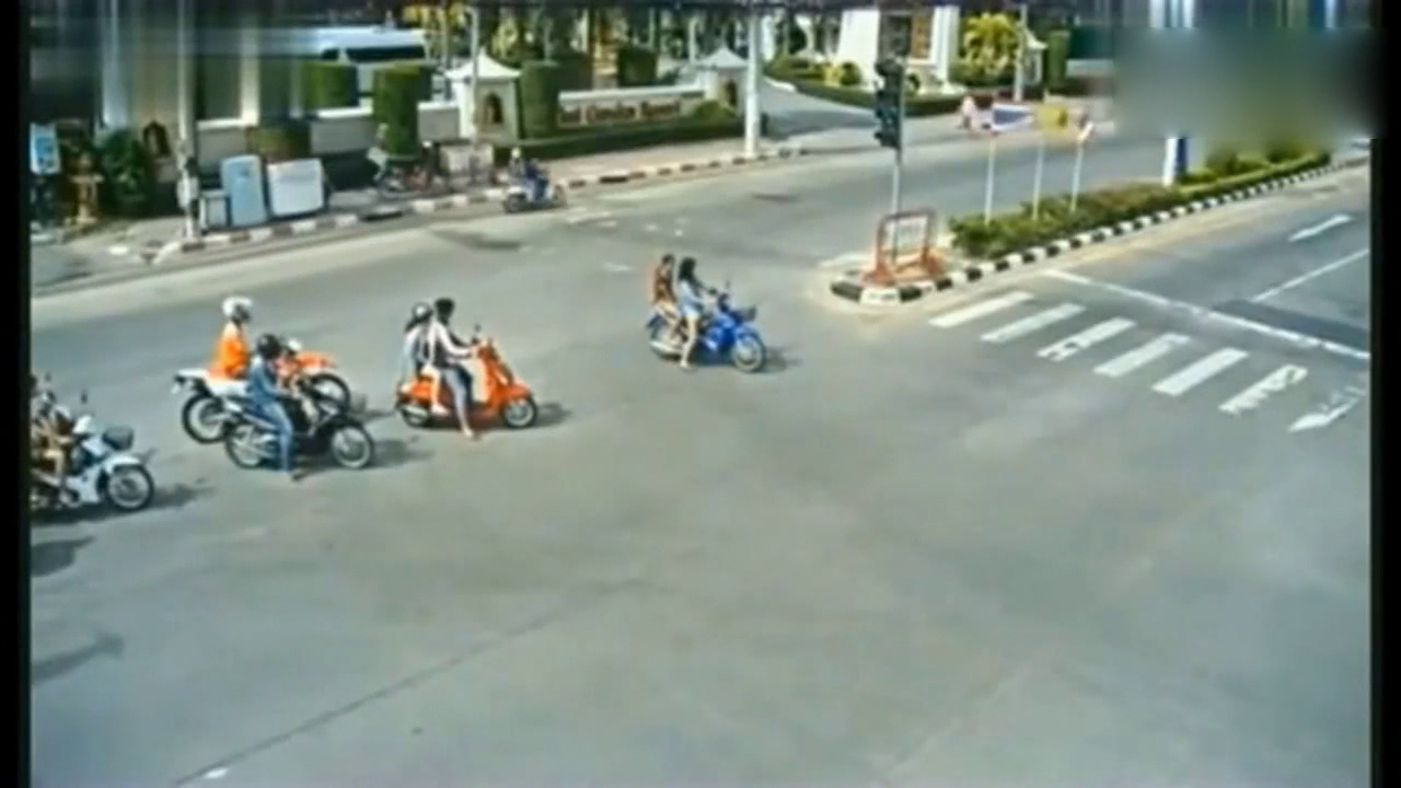 这就是不守规矩的下场，电动车直接魂归西天，太可怕了