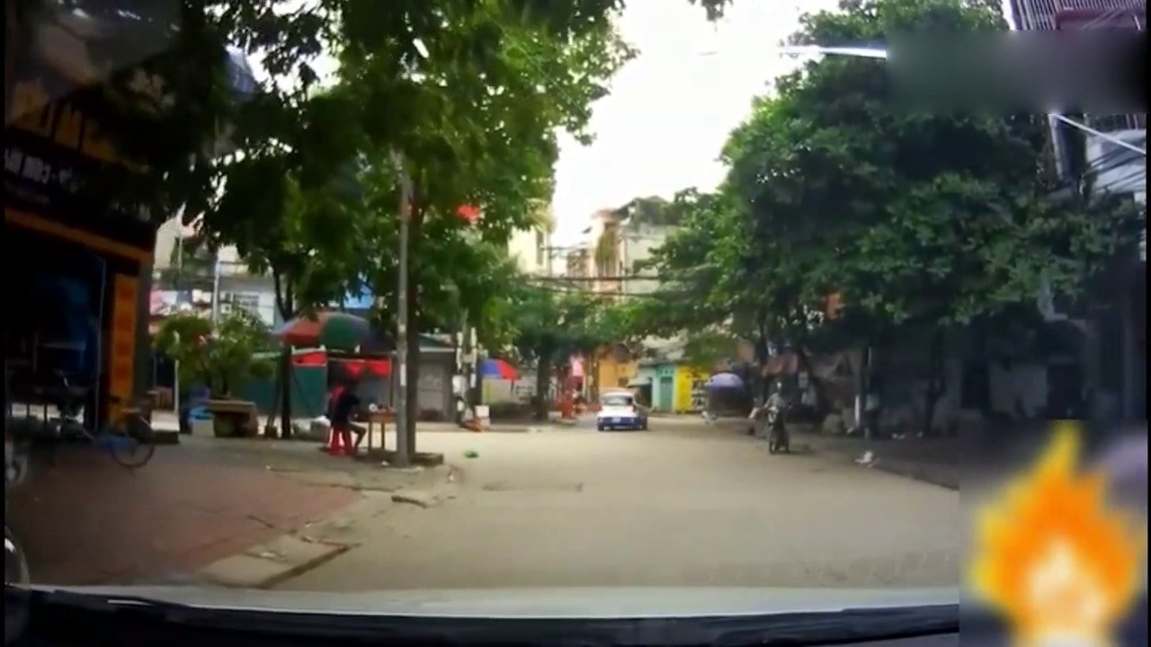 女司机正准备转弯，突然冲出一辆电动车，监控拍下揪心的一幕