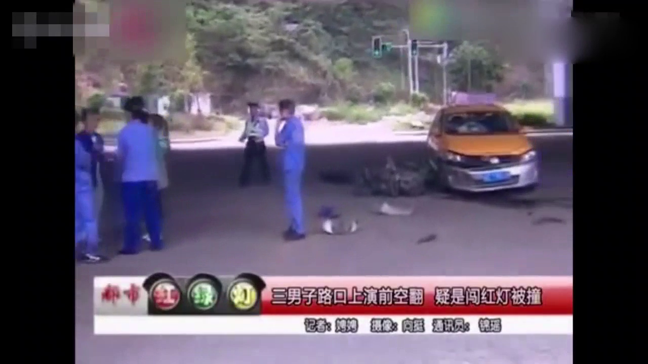 监拍三男子骑电动车路口被撞 上演惊险前空翻
