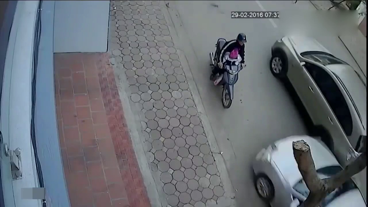 奔驰汽车强行超车撞飞电动车行人 两条鲜活的生命戛然而止