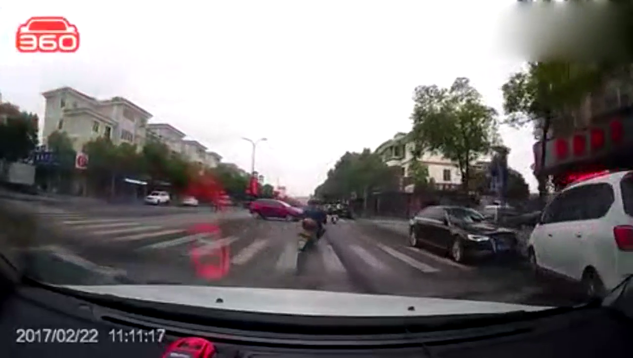 不守规矩的电动车碰上女司机就是这种下场