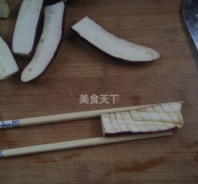 蒜蓉粉丝蒸茄子的家常做法,一分钟学会,味道鲜美无比!