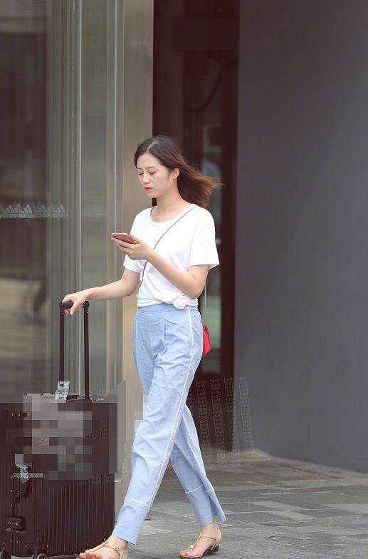 街拍:图七穿抹胸装的美女,身材这么瘦弱,不怕衣