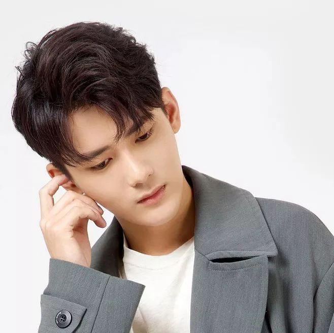 秋冬男士发型,颜值不够刘海来凑!短发头发少的头顶编发图片