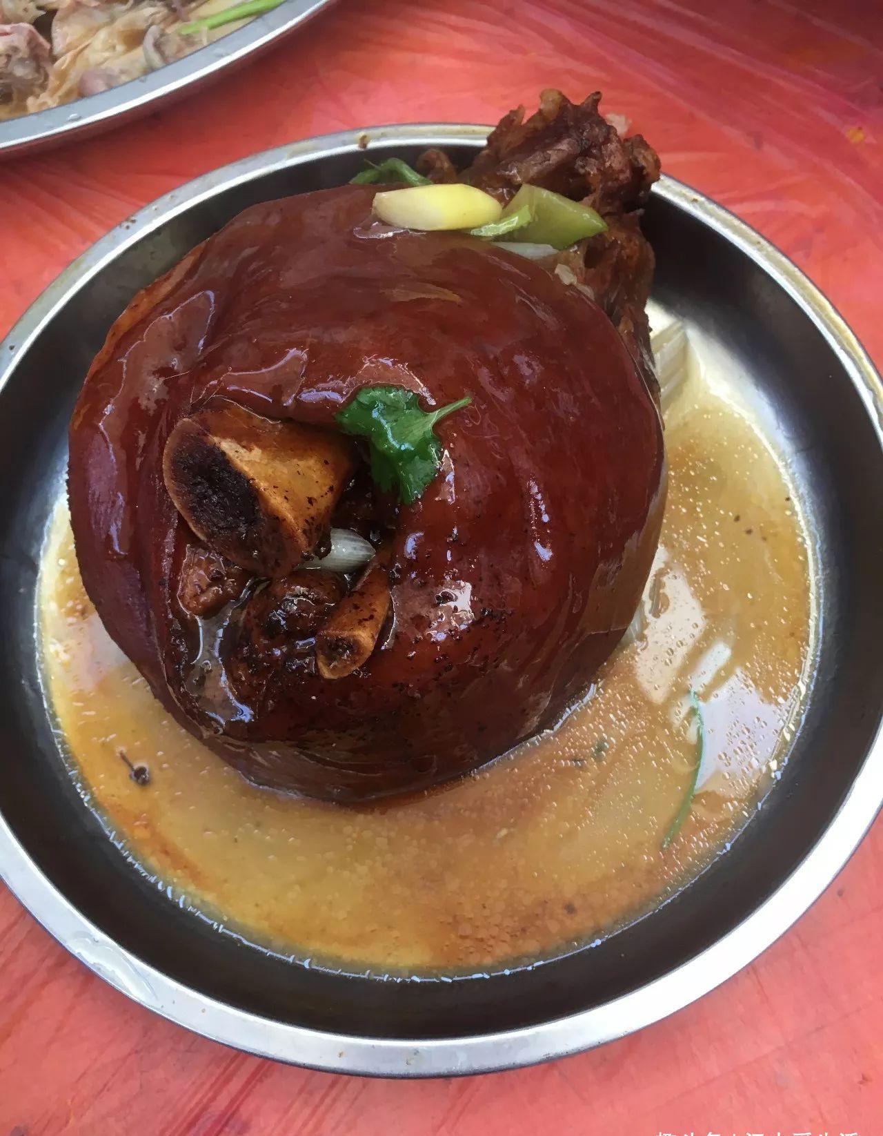 顾客在坐席大鱼大肉,厨师在干什么