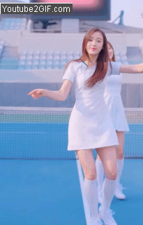 GIF：女人总是一往情深，总是为情所困。