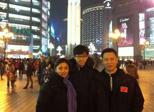 胡亚捷全家福：妻子是京剧演员，两人因戏生情，儿子帅气个子高