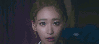 GIF：女人总是一往情深，总是为情所困。