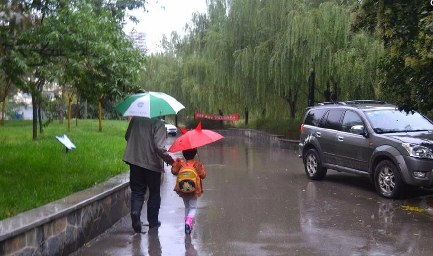 镜头下,雨天接送孩子上学的家长|上学|下雨天|爸爸
