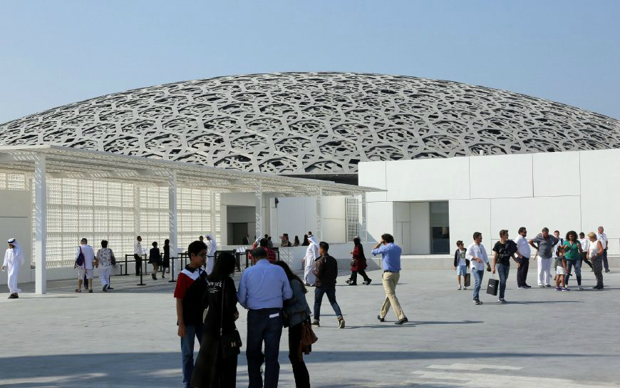 迪拜,阿布扎比卢浮宫双11开放吸引游客驻足参