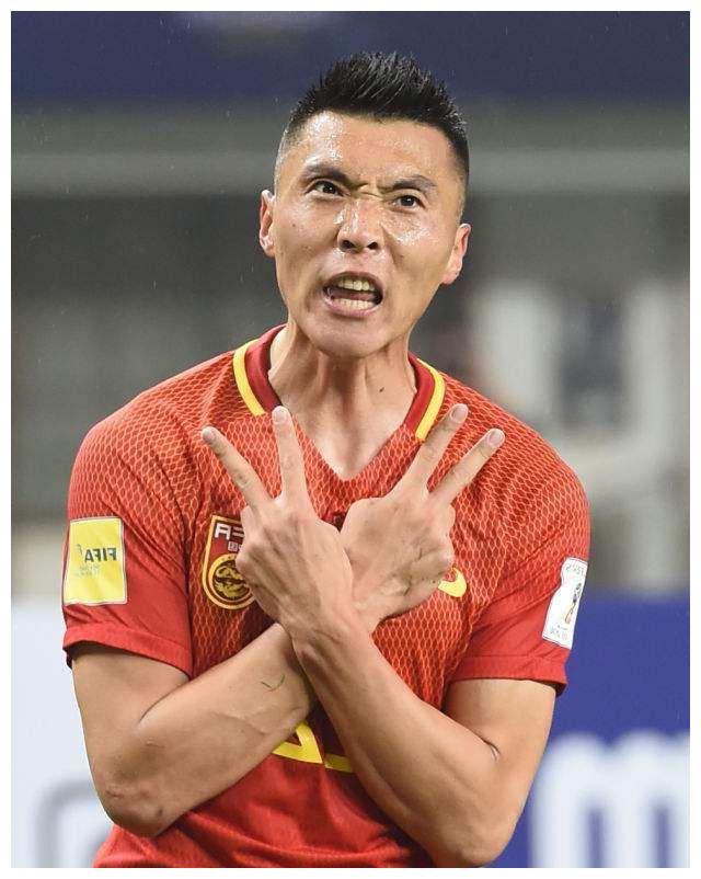 红牌被罚下,于大宝改踢中后卫,深夜发文致歉