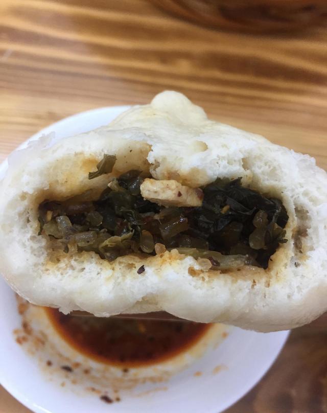 这家的包子吃着像烤肉, 二十几年来买包子跟买火车票一样难!