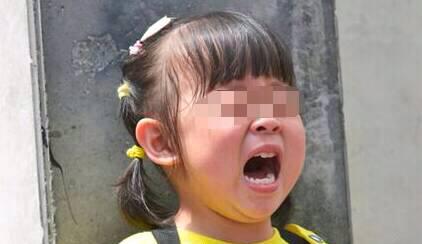 孩子总说肚子疼,查看监控后父亲一脸气愤,得知