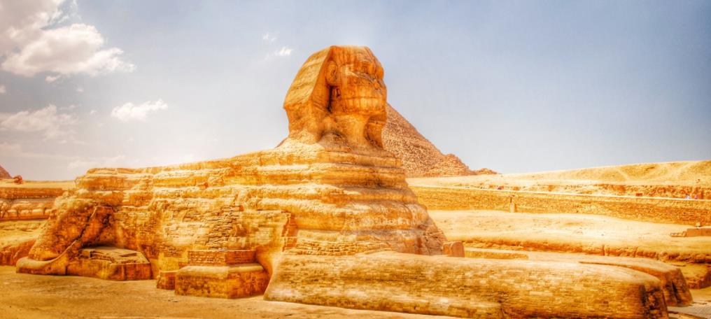 人面狮身像位于埃及的南郊沙漠中,在金字塔的前方,为著名的景点
