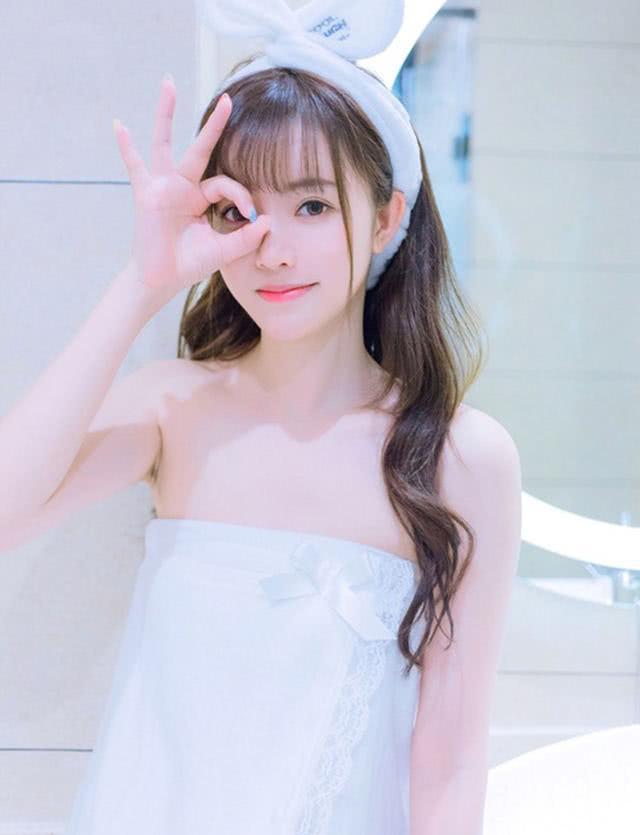 摄影:白色浴巾女皮肤白嫩