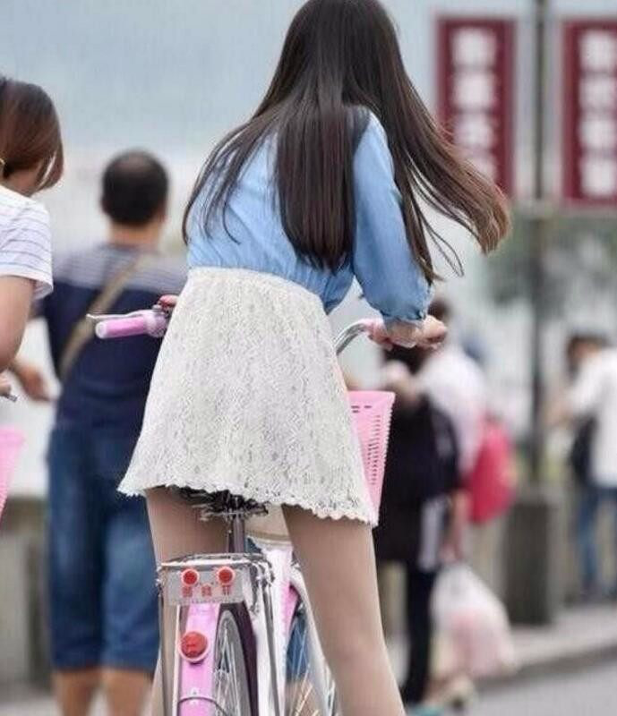 街拍路上各种美女,有穿裙子骑单的