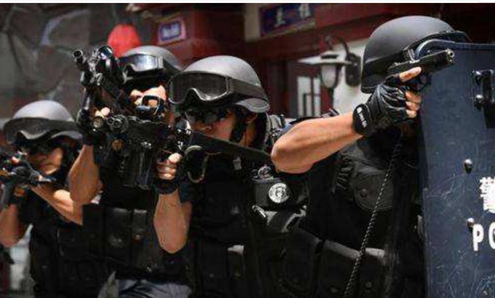 警察抓人拉那么响的警报, 不怕坏人听见逃跑吗