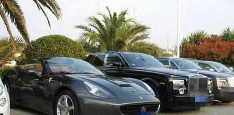 车停放在豪车旁边, 这是什么原因