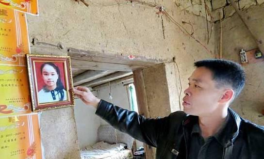 实拍广西“最美女孩”何玥墓地, 葬于故乡杂草丛生, 同学每年祭奠