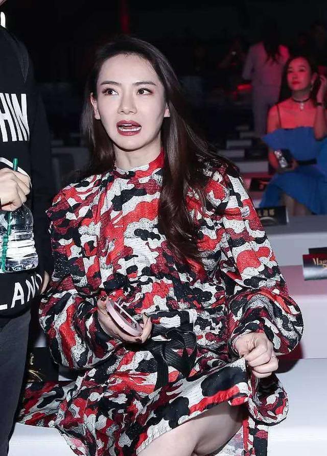 戚薇现身穿花裙,掀起裙子那一刻太豪迈了,网友