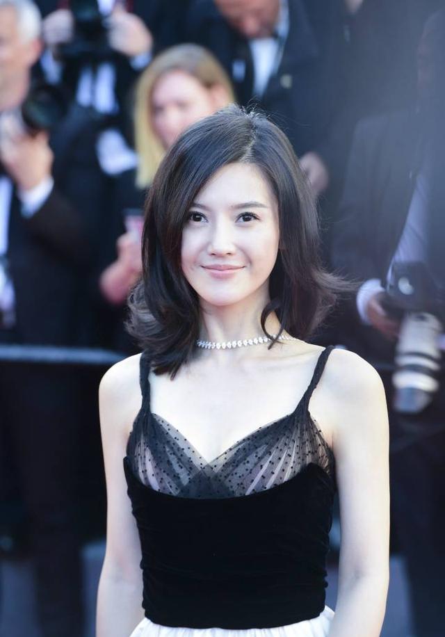杨子珊出席第七十界戛纳电影节玩弄红毯,一身长裙a一身开幕丝袜脚的韩国电影图片