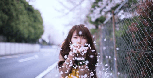 你是怎样看待当年在学校门口的小混混所带来的