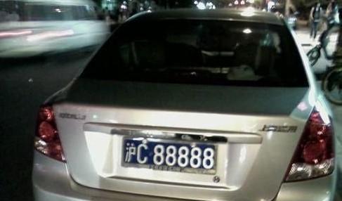 家族捐款150亿, 这辆奔驰却用16年, 如今子孙接手, 过得却像平民