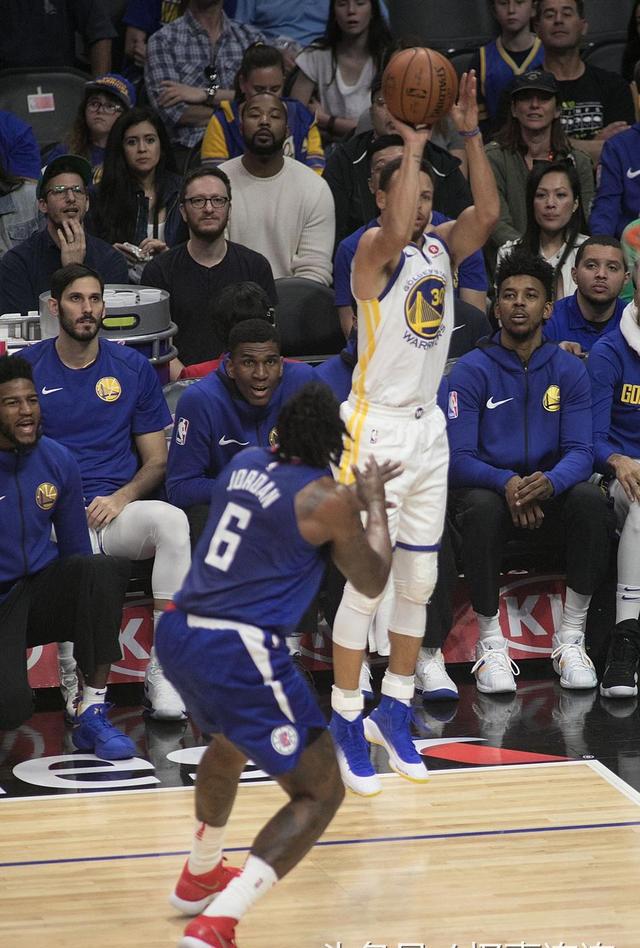 nba库里帅气投篮动作,你觉得可以吗?
