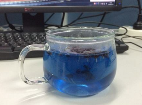 女人坚持用黑枸杞泡水喝,身体会有这3个变化