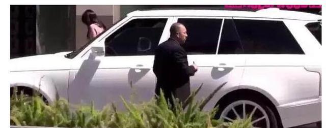 260万路虎现身街头，车主出现的那一刻，没人再去看车了