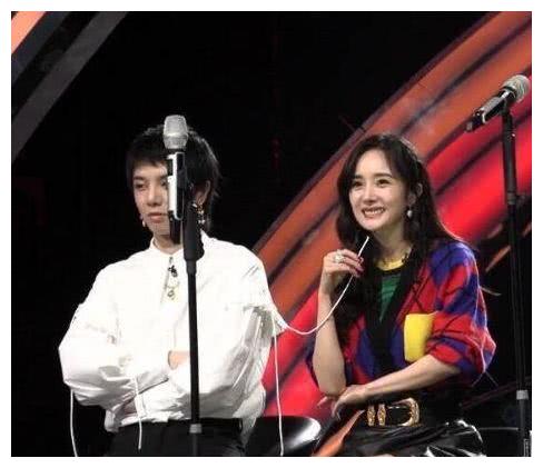 杨幂玩衣服被骂做作,因为她靠曾志伟,骑谢霆