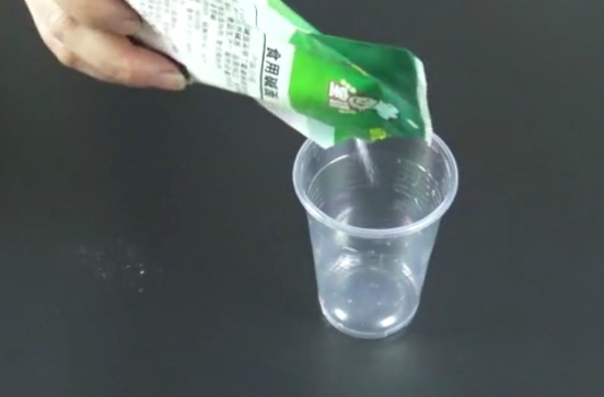 白醋倒进碱面里,效果太厉害,家家户户都能用上