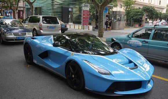 上海首辆上牌的婴儿蓝法拉利拉法, 后视镜成为