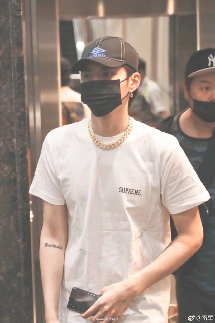 雷军播报,吴亦凡手持全球第一款小米8探索版现