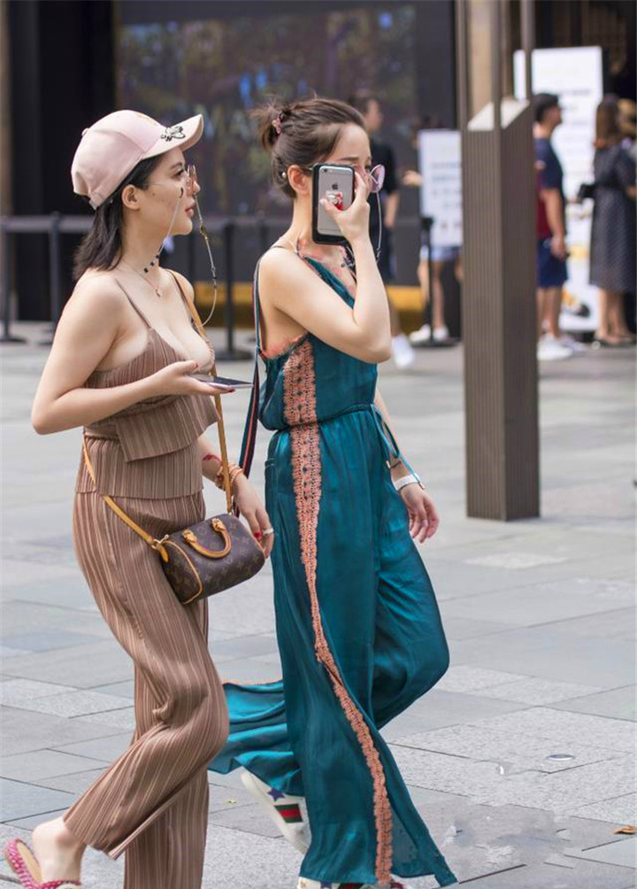 摄影师,好闺蜜背叛她,一起逛街的照片曝光,一眼就看出
