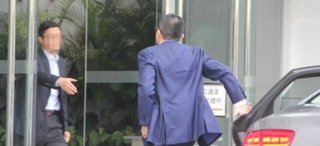 千亿富二代，一辆车用了12年，如今换辆百万豪车，很多人说低调